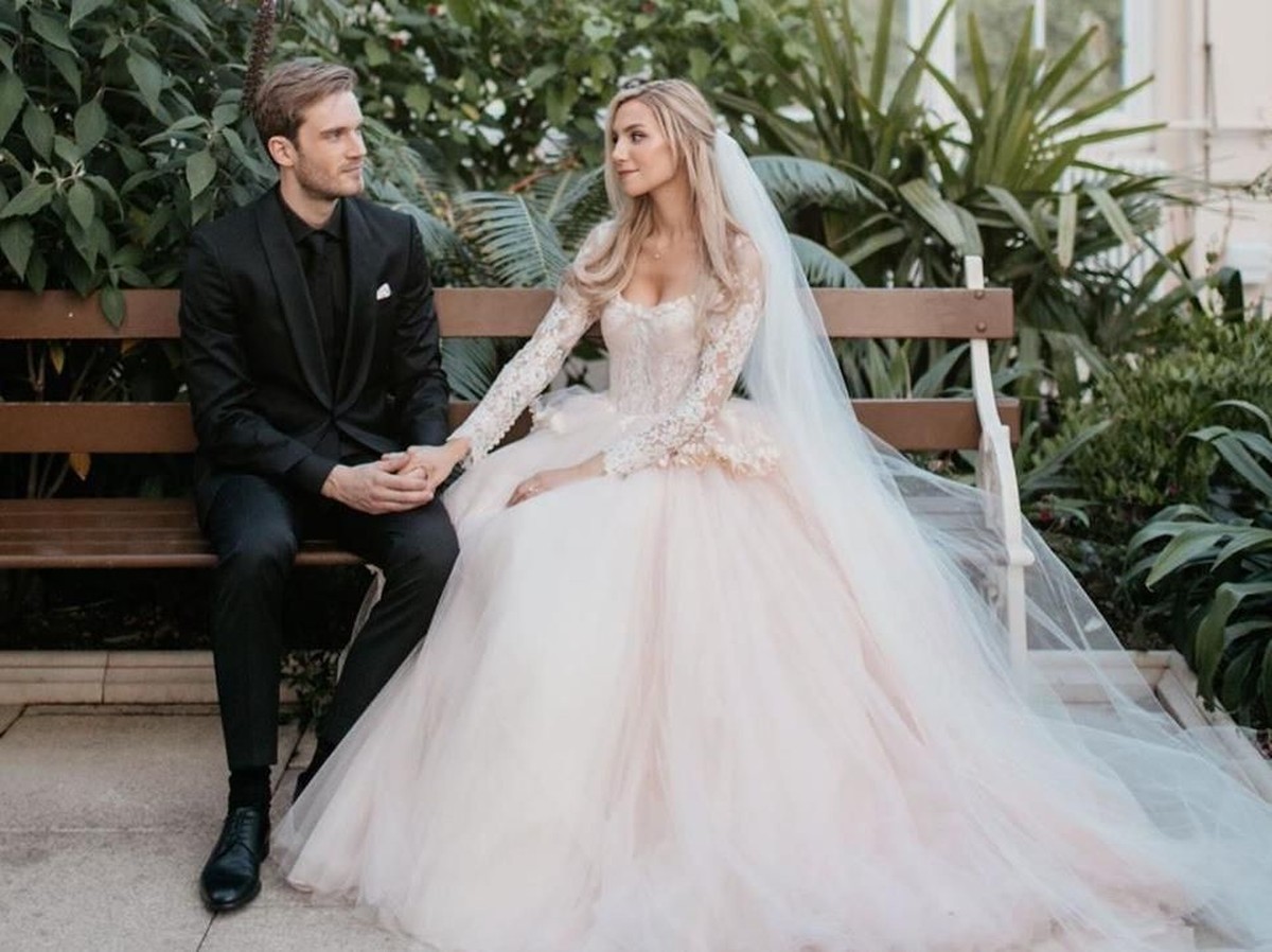 Youtuber terkenal asal Swedia&comma; Felix Arvid Ulf Kjellberg atau yang lebih dikenal dengan nama PewDiePie&comma; resmi menikahi kekasihnya&comma; Marzia Bisognin&period;