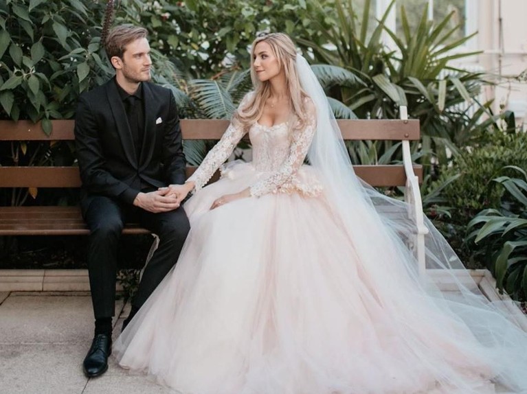 Youtuber terkenal asal Swedia, Felix Arvid Ulf Kjellberg atau yang lebih dikenal dengan nama PewDiePie, resmi menikahi kekasihnya, Marzia Bisognin.
