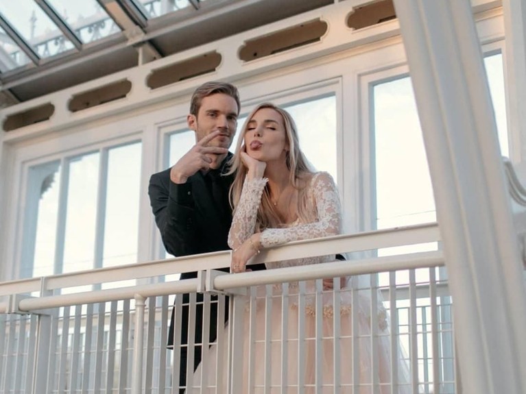 Youtuber terkenal asal Swedia, Felix Arvid Ulf Kjellberg atau yang lebih dikenal dengan nama PewDiePie, resmi menikahi kekasihnya, Marzia Bisognin.