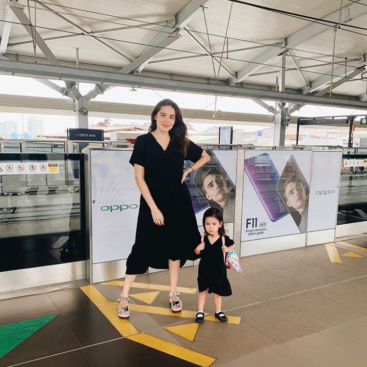 <p>Kembali, warna hitam menjadi favorit para ibu hamil, seperti Yasmine Wildblood. Yasmine mengenakan <em>midi dress</em> hitam dengan potongan <em>loose</em> di bagian bawah. (Foto: Instagram @yaswildblood)</p>