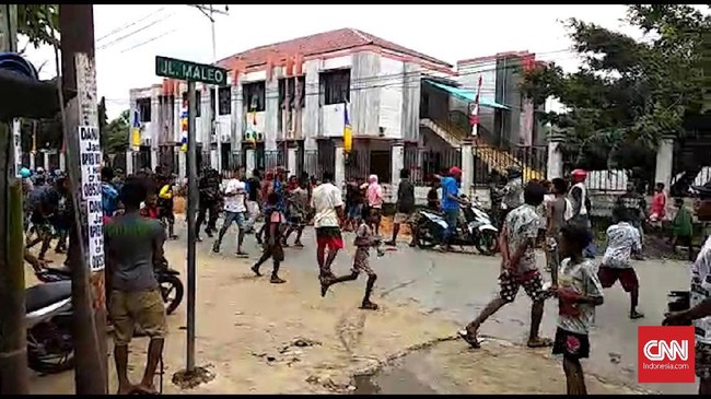 Polisi sempat melontarkan gas air mata untuk mengurai massa yang melempari Kantor Wali Kota Sorong dengan botol dan batu.