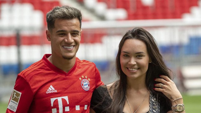 New player for Bayern Munich Philippe Coutinho poses with his wife Aina in the stadium in Munich, Germany, Monday, Aug.19, 2019. Coutinho comes as a loaner for one year from FC Barcelona. (Peter Kneffel/dpa via AP)