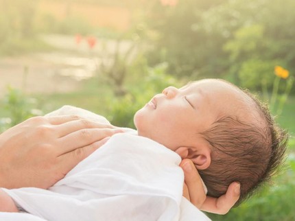 Takut Tertular Corona, Amankah Menjemur Bayi dari Balik Kaca Jendela?