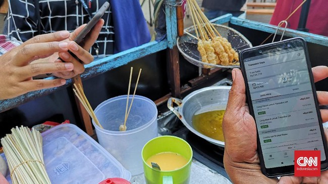 Pembayaran nontunai dengan kode QR makin marak  belakangan ini, bahkanpedangan kaki lima seperti tukang bakso dan cilor pun kini telah bayar dari HP.