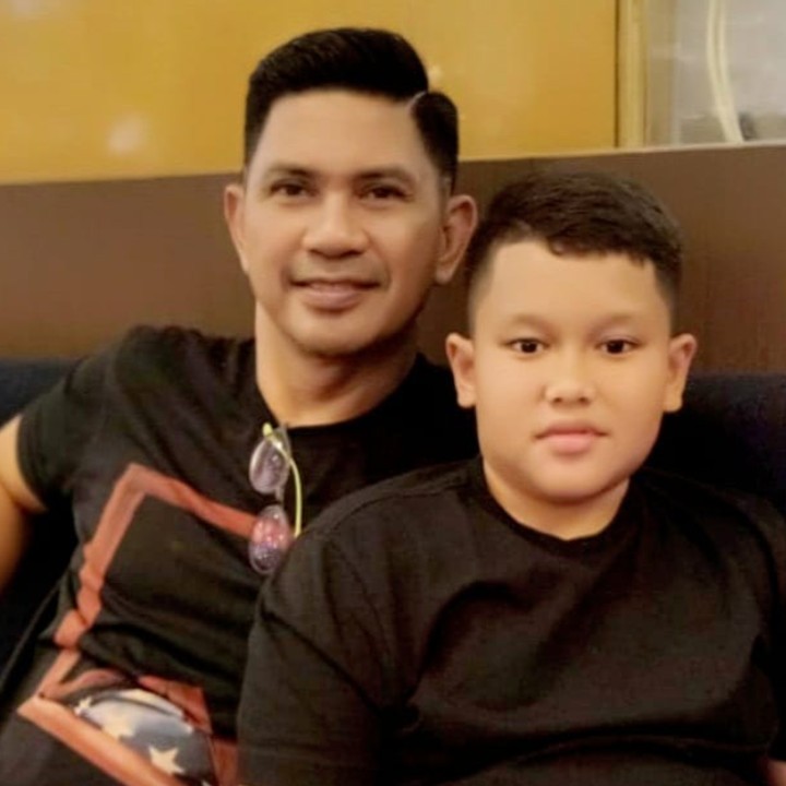 <p>Ayah Ronnie dan Raja kayak anak kembar enggak, Bun? (Foto: Instagram/ @ronnie_sianturi)</p>