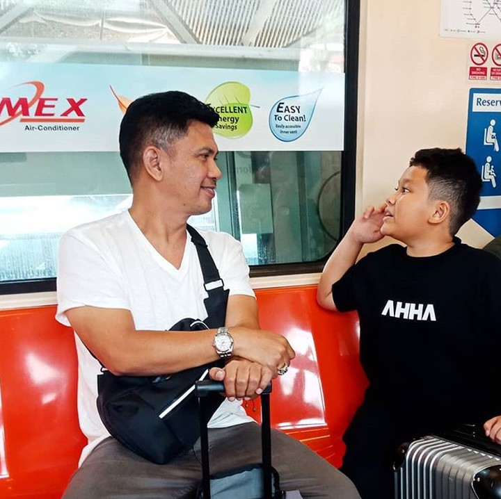 <p>Apa sih yang lagi dibicarakan Raja dan Ayah Ronnie? Seru banget kayaknya. (Foto: Instagram/ @ronnie_sianturi)</p>