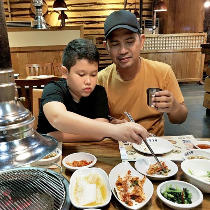 <p>Ssst! Jangan diganggu. Raja lagi serius pilih menu nih. (Foto: Instagram/ @ronnie_sianturi)</p>