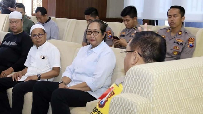 Polda Jatim memeriksa eks caleg Gerindra Tri Susanti dan sejumlah anggota ormas yang ikut mengepung Asrama Mahasiswa Papua di Surabaya.