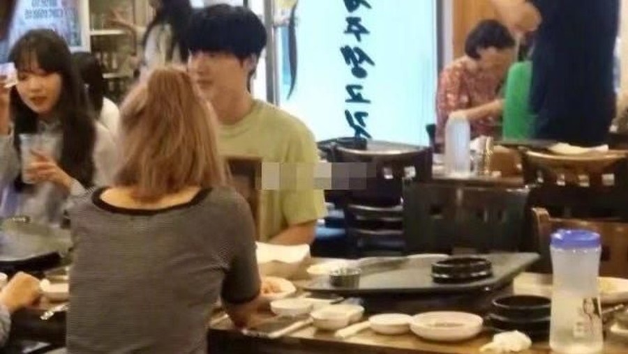 Foto Ahn Jae Hyun dengan tiga perempuan sedang minum-minum bocor ke publik.
