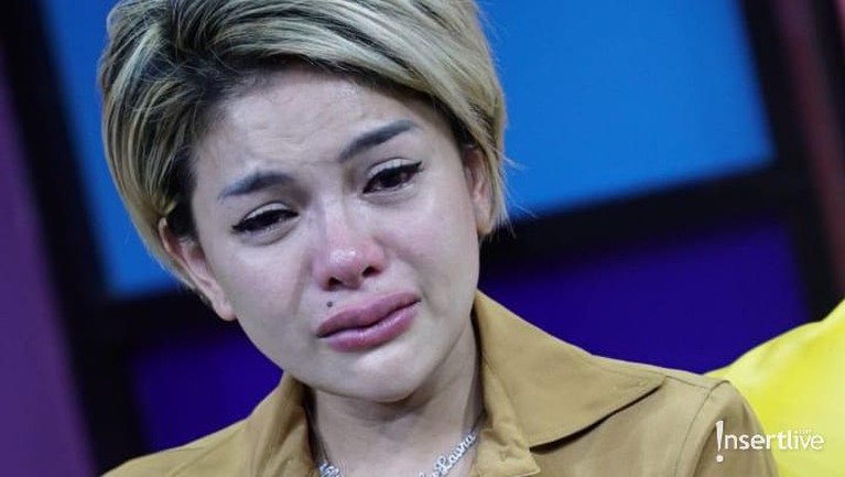 Tujuh potret Nikita Mirzani yang menangis usai membela sang anak atas tuduhan penelantaran anak.