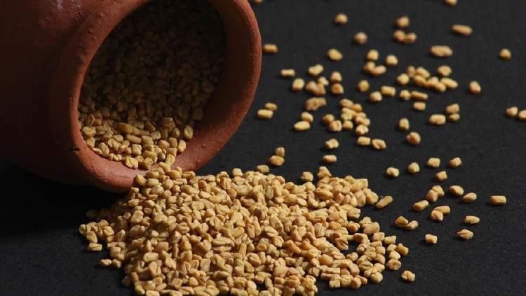 Saat hamil, Bunda baiknya tak mencoba mengonsumsi fenugreek yang diyakini ampuh jadi ASI booster ya.