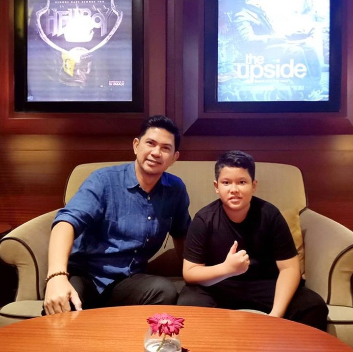 <p>Sempatkan waktu nonton bioskop bareng anak tersayang. So sweet! (Foto: Instagram/ @ronnie_sianturi)</p>