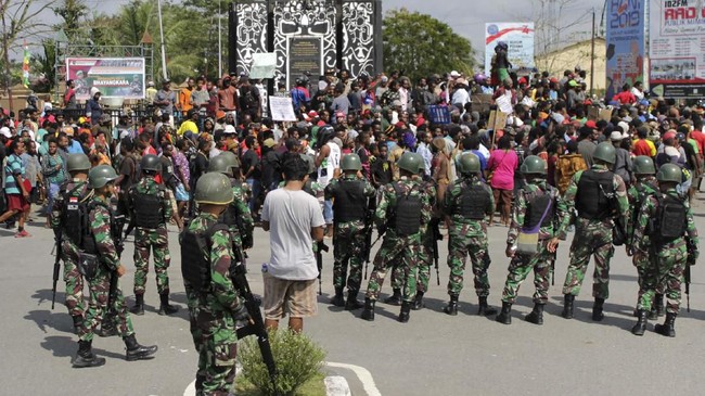 Kasum TNI Letjen Joni Supriyanto mengatakan pihaknya melakukan negosiasi ke negara-negara tetangga agar tidak mendukung kelompok pro kemerdekaan Papua.