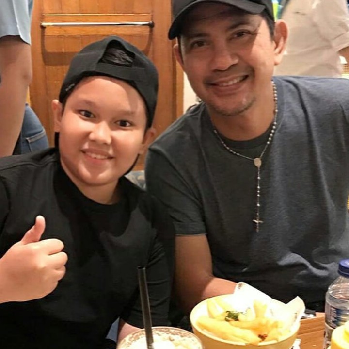 <p>Ronnie Sianturi dan putranya, Raja, kerap menghabiskan waktu bersama dengan makan bareng. (Foto: Instagram/ @ronnie_sianturi)  </p>