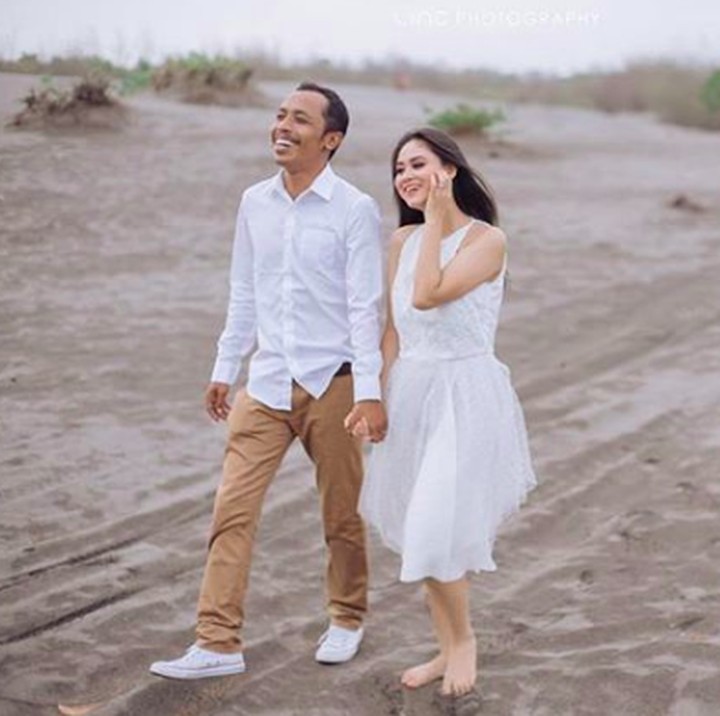 Pasangan yang berbeda usia jauh ini tetap nampak serasi kan, Bun? (Foto by lincphotography by Instagram @dwindaratna)