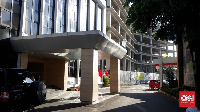 Dari semula pertemuan akan digelar di DPP Golkar, akibat dikunci dan disebut dijaga AMPG, pertemuan kubu Bamsoet digelar di Hotel Sultan.