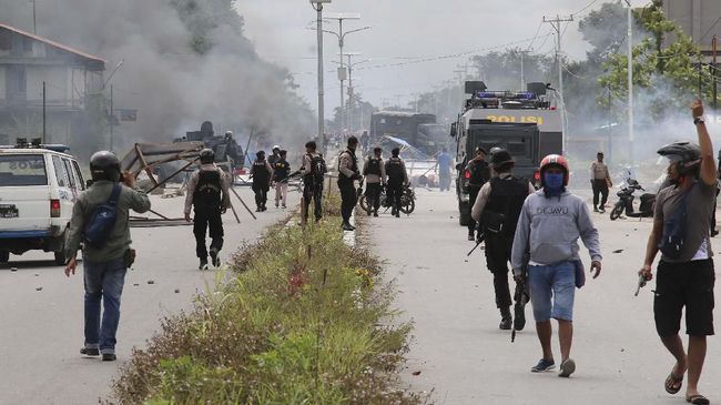 Polisi Tetapkan 34 Tersangka Kerusuhan Mimika, 13 Diduga KNPB Polisi menetapkan 34 tersangka kericuhan dalam unjuk rasa yang terjadi di Timika, Kabupaten Mimika, Papua. Dari 34 itu, 13 di antaranya diduga anggota KNPB.