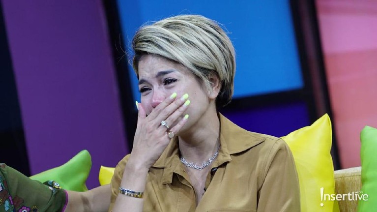 Tujuh potret Nikita Mirzani yang menangis usai membela sang anak atas tuduhan penelantaran anak.