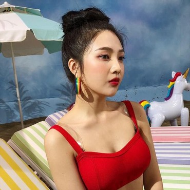 Red Velvet Comeback, Joy Pamer Foto Pakai Bikini Merah