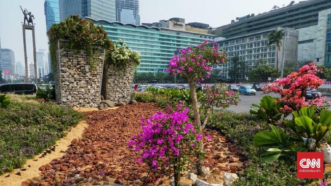 Pemerintah provinsi DKI Jakarta memasang tumpukan batu yang ditaruh di sebuah gabion untuk menggantikan bambu getah getih yang telah dibongkar.