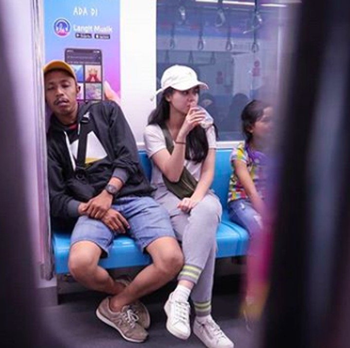 Menikah lebih dari enam bulan, Mas Pur terlihat sangat menikmati kehidupannya bersama sang istri. Keduanya enjoy menjajal MRT Jakarta. (Foto: Instagram @furrysetya)