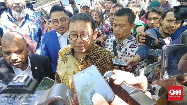 Fadli Zon bersama dua anggota DPR dapil Papua Barat, Jimmy Damianus dan Michel Watimena gagal menemui mahasiswa Papua di asrama, Jalan Kalasan, Surabaya.