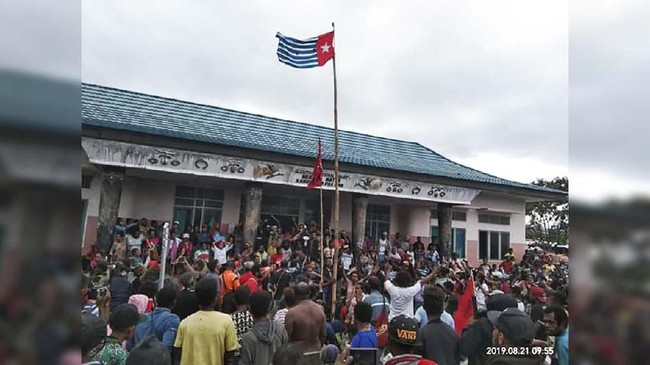 Kerusuhan di Fakfak, Papua Barat, Rabu (21/8), disebut dipicu oleh massa pengibar bendera bintang kejora yang membakar pasar yang memicu amarah warga Fakfak.
