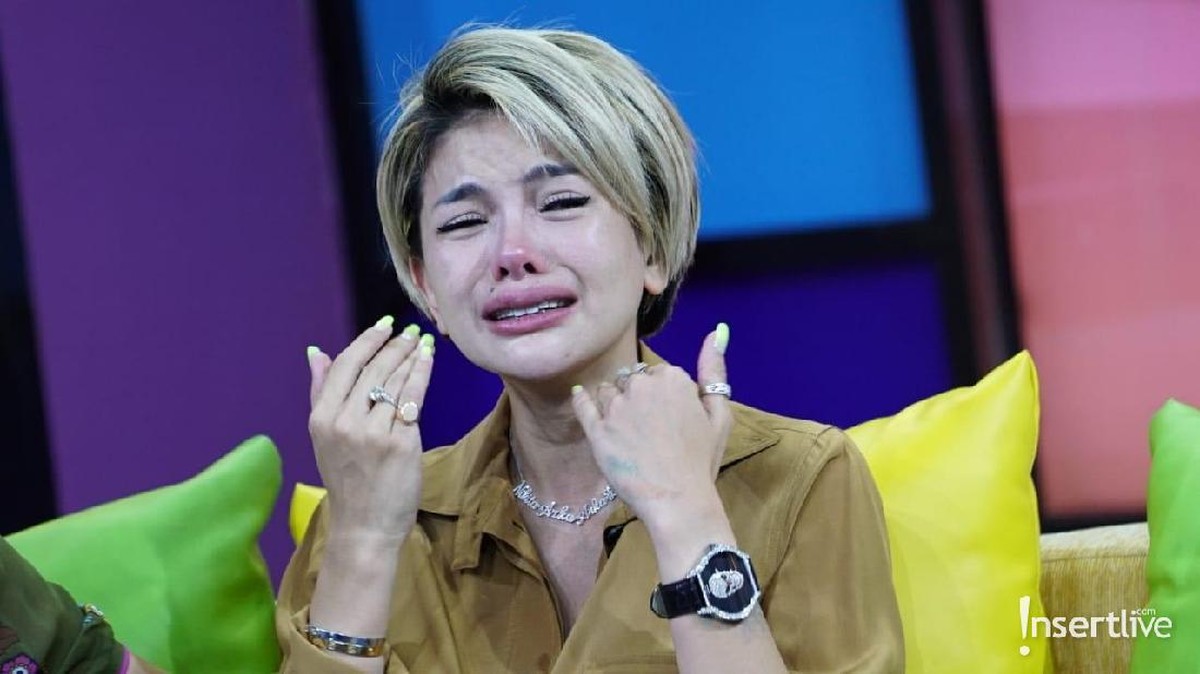 Tujuh potret Nikita Mirzani yang menangis usai membela sang anak atas tuduhan penelantaran anak&period;