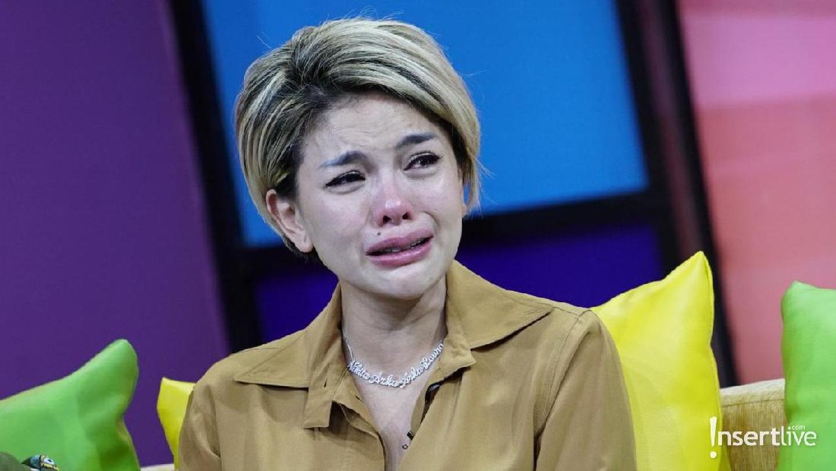 Tujuh potret Nikita Mirzani yang menangis usai membela sang anak atas tuduhan penelantaran anak&period;