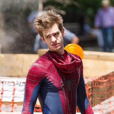 Ironis, Tom Holland Didepak dari MCU di Hari Ultah Andrew Garfield