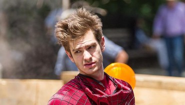 img-title Ironis, Tom Holland Didepak dari MCU di Hari Ultah Andrew Garfield