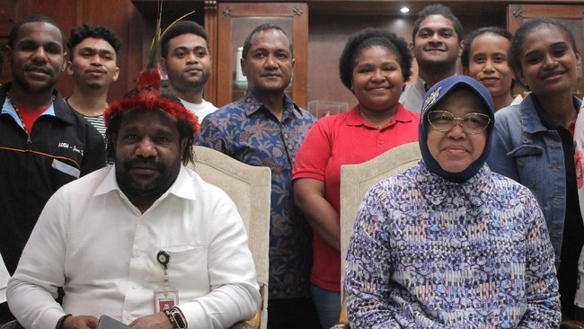 Kementerian Sosial membantah dugaan rasisme Mensos Risma terhadap warga Papua. Risma diklaim menjadi mamanya Papua.