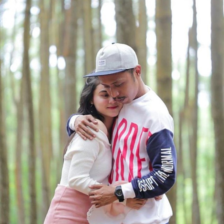 Wah romantis banget ya, kalau sudah dipeluk seperti ini. <em>He-he-he</em>. (Foto: Instagram @dwindaratna)