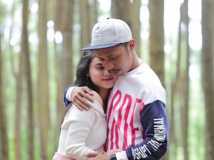 7 Potret Mesra Furry Setya Pemeran 'Mas Pur' dan Sang Istri