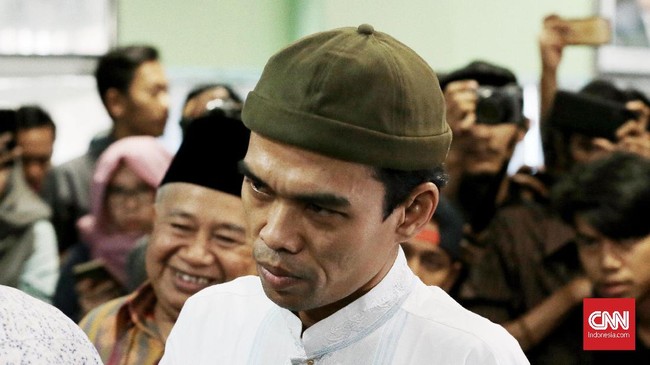 Ustaz Abdul Somad batal mengisi tausiah di salah satu pesantren di Kota Kudus, meski demikian ia tetap menyambangi pesantren itu.