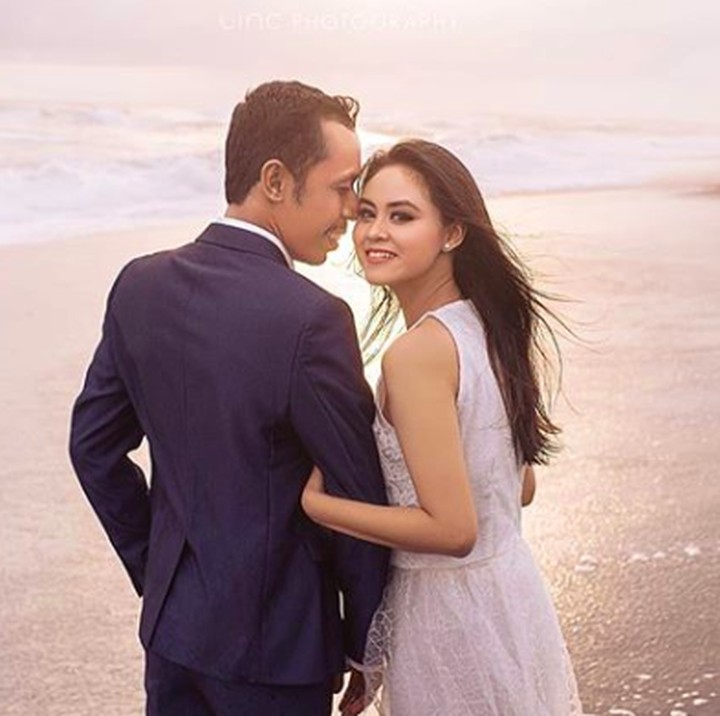 Berbeda dari cerita di sinetron, Mas Pur enggak selalu ditolak cewek cantik. Terbukti, kalau pria 36 tahun ini berhasil menggaet wanita yang cantik jelita. (Foto by lincphotography by Instagram @dwindaratna)