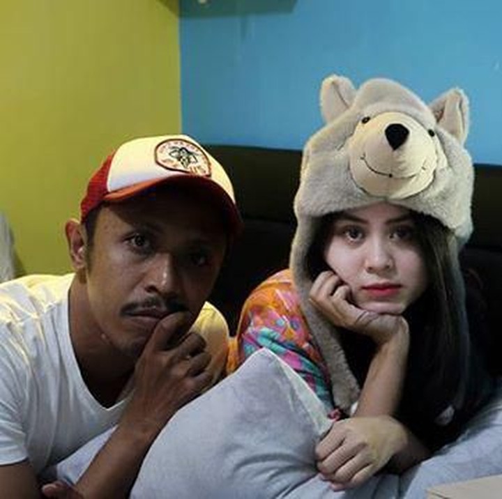 Mas Pur dan istrinya lagi senang banget nih, Bun, setelah mendapatkan penghargaan silver playbutton karena chanell YouTube mereka banyak mendapatkan subcriber. (Foto: Instagram @dwindaratna)
