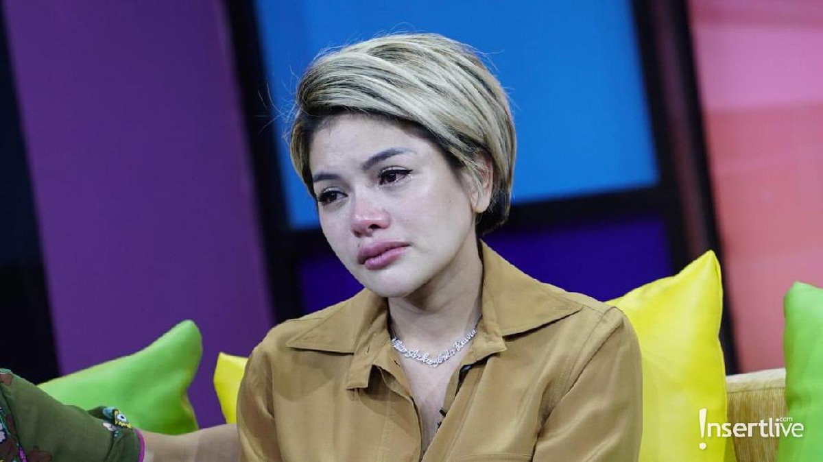 Tujuh potret Nikita Mirzani yang menangis usai membela sang anak atas tuduhan penelantaran anak&period;