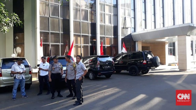 Kantor DPP Partai Golkar mendapatkan penjagaan ketat usai insiden pelemparan bom molotov oleh empat orang tak dikenal, Rabu (21/8) pukul 03.05 WIB.