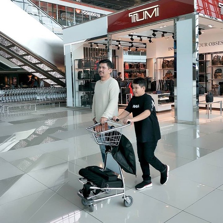 <p>Raja nemenin Ayah Ronnie kerja nih, Bun. (Foto: Instagram/ @ronnie_sianturi)  </p>