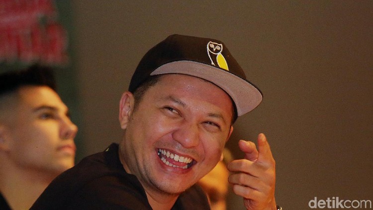 Gading mulai terbuka dengan hubungannya bersama Julia. Dia mulai mengunggah kebersamaan dengan wanita berambut panjang itu. Benarkah mau lamaran?