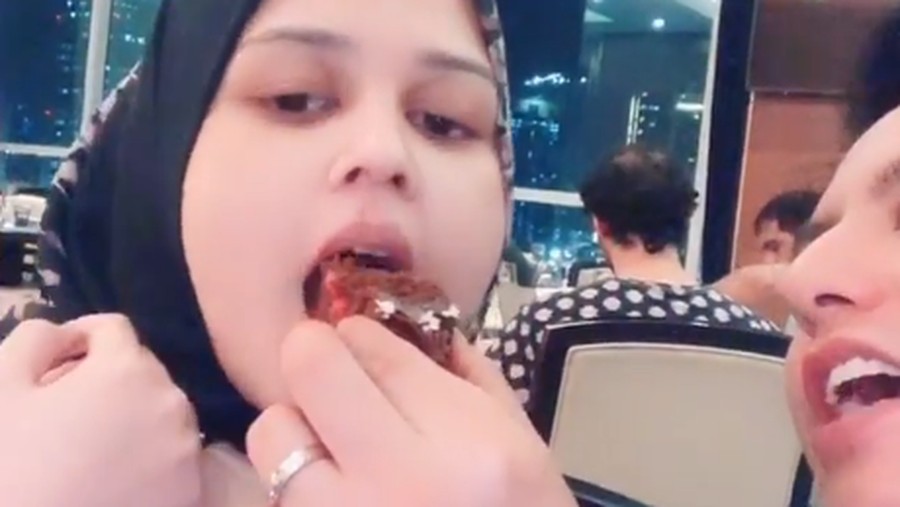 Netizen senyum-senyum sendiri melihat kemesraan Roger Danuarta dan Cut Meyriska.