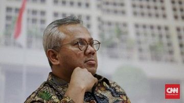 Sebulan Usai Positif Covid, Ketua KPU Masih Isolasi Mandiri Kondisi Ketua KPU RI Arief Budiman disebut semakin membaik setelah satu bulan lalu dinyatakan positif Covid-19. Namun ia belum bisa beraktivitas penuh.