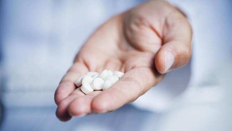 Itu karena ibuprofen punya efek samping, yakni bisa memperparah infeksi Covid-19. Nah jika alami demam, ada obat lain yang direkomedasikan, apa itu Bun?
