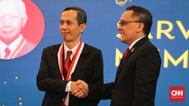 Fisikawan Indonesia asal LIPI buka suara soal partikel Tuhan.