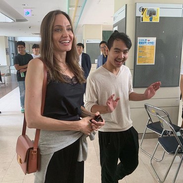 Maddox Kuliah di KorSel, Angelina Jolie: Saya Berusaha Tak Menangis