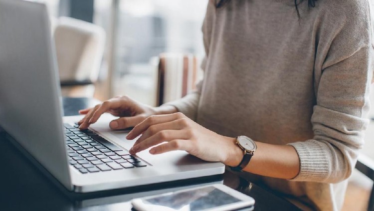 Sebelum menggunakan internet atau aplikasi online, pastikan privasi Bunda aman ya.