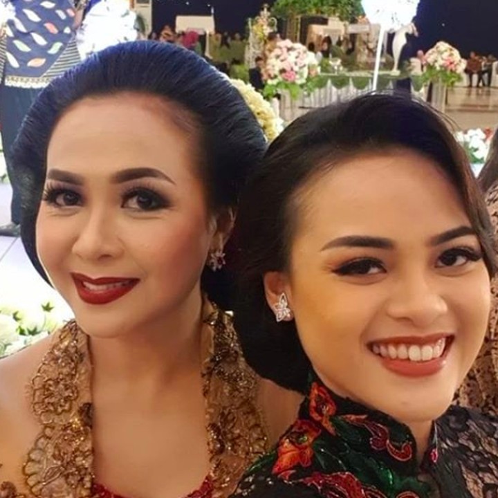 <p>Kalau foto kayak gini, Intan dan Sundari seperti adik kakak ya? He-he-he. (Foto: Instagram/ @ssoekotjo)  </p>