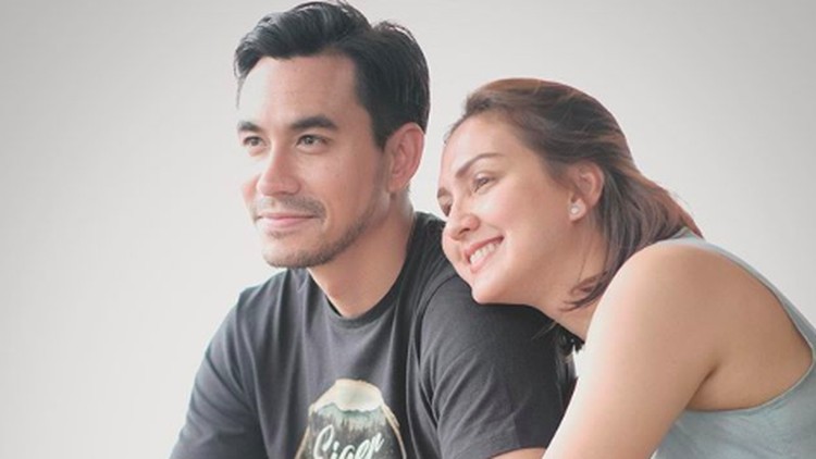 Enggak cuma berwajah ganteng, ternyata Darius sosok suami yang romantis pada istrinya. Intip yuk deretan ucapan manis Darius untuk Dona.