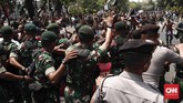 FOTO: Aksi Protes Pemuda Papua di Seberang Istana Ratusan pemuda papua menggelar aksi demonstrasi di sekitar Mabes TNI AD dan Istana Kepresidenan, Jakarta, Kamis (22/8), memprotes tindakan rasialisme.